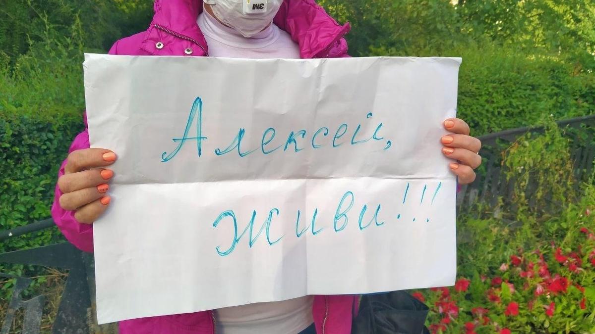 Возле больницы в Омске, где находился Алексей Навальный. Фото: Даниил Чебыкин