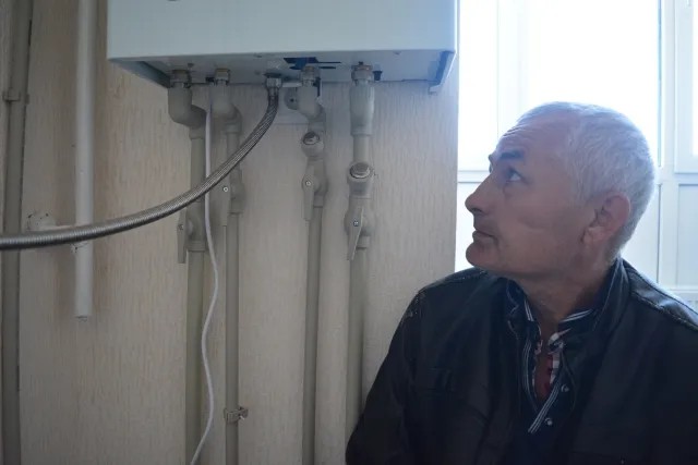 Валерий Лохматов в своей новой квартире. Фото: Иван Жилин / «Новая газета»