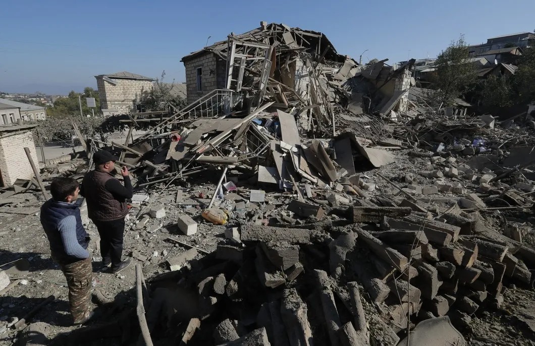 Местные жители возле разрушенного дома в Карабахе. Фото: Reuters