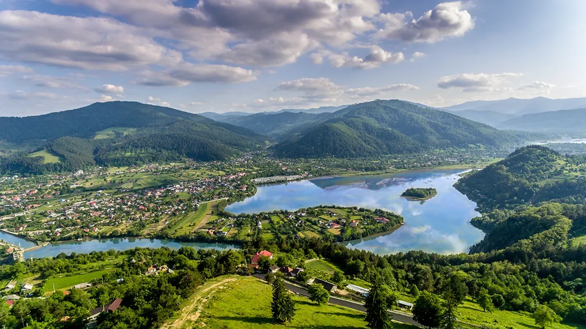 Румыния. Фото: Dragos Gontariu / Unsplash