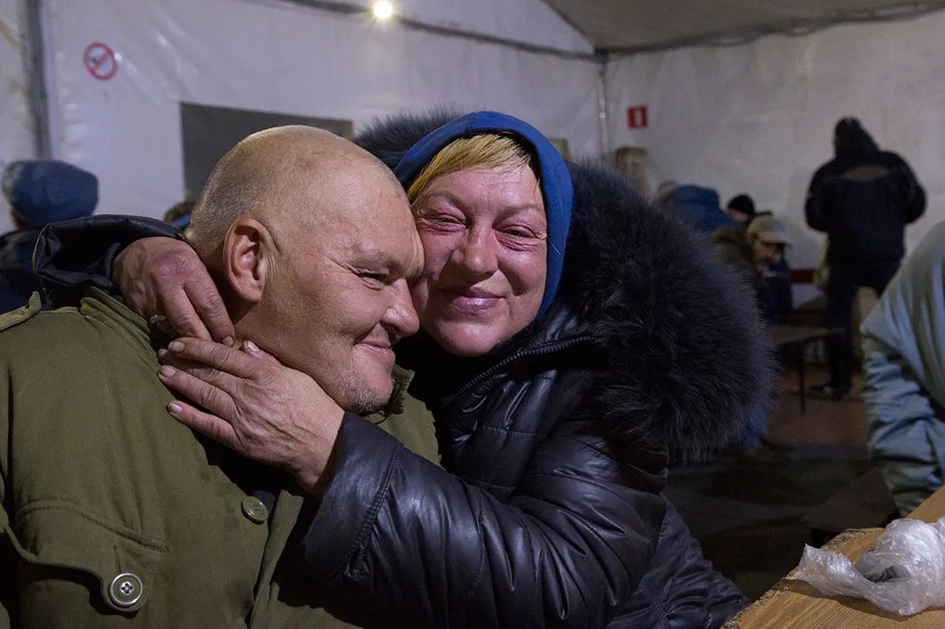 Илья с женой Яниной, бездомные. Палатка обогрева при ЦСА. Фото: Светлана Виданова, специально для «Новой»