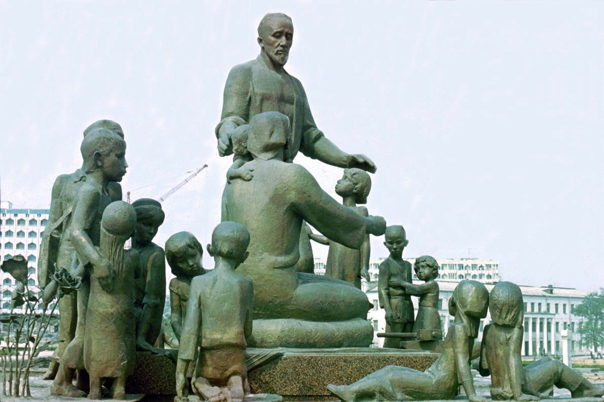 Памятник семье Шамахмудовых на площади «Дружбы народов». Фото: Just / Википедия