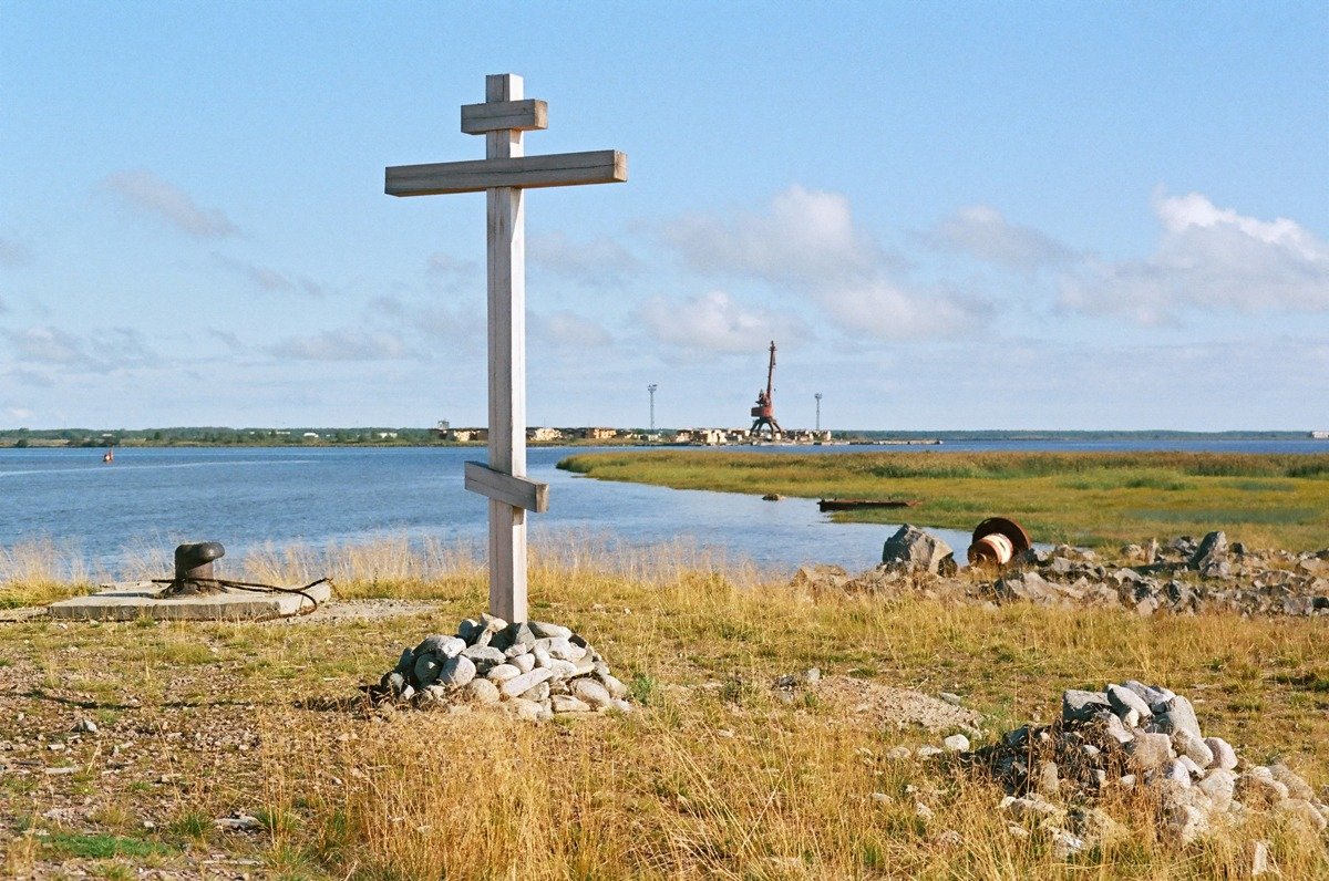 Поселок Сосновец. Поминальный крест рядом с последним шлюзом Беломорско-Балтийского канала. Фото: ITAR-TASS
