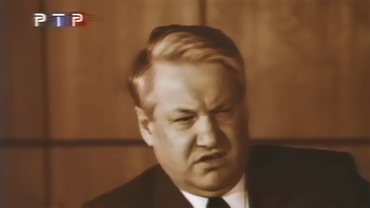 Борис Ельцин в телесюжете РТР. Кадр из сериала «Предатели», вторая серия