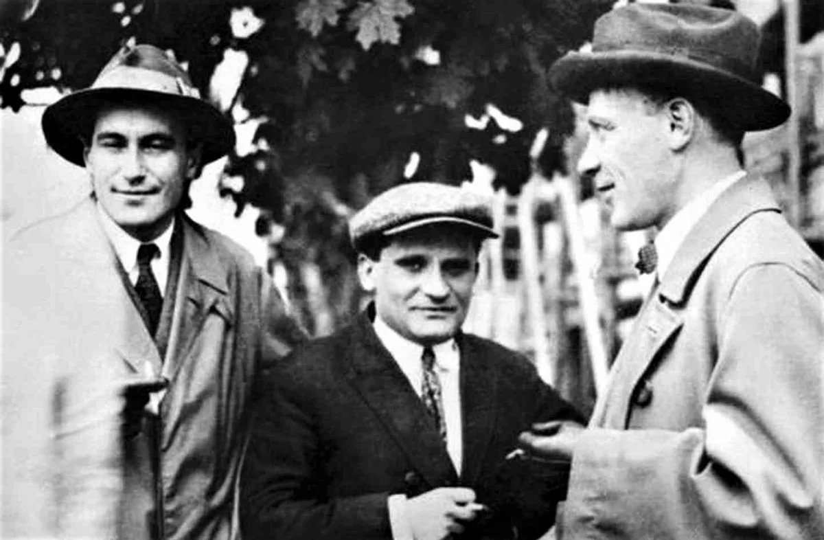 Олеша (в центре) с Валентином Катаевым и Михаилом Булгаковым. 1931 год. Фото: автор неизвестен, Википедия