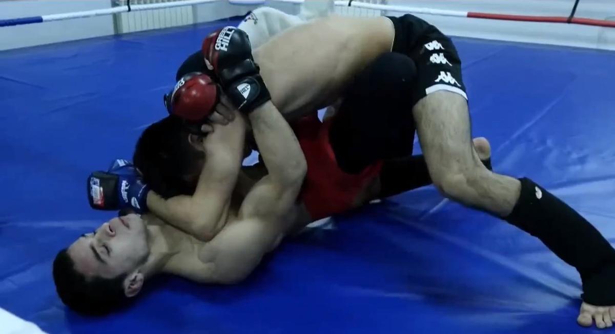 Хизри Исрапилов(снизу) во время боя с Азмзом Куватовым. Источник: соцсети, сервис FIGHTINGNET