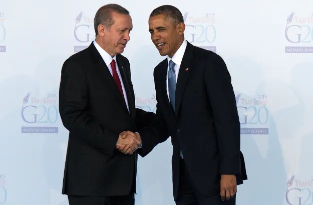 Сюжет и этой фотографии с саммита G20 в Анкаре дал бы повод нашему ТВ поразмышлять о заговоре. Фото: EPA
