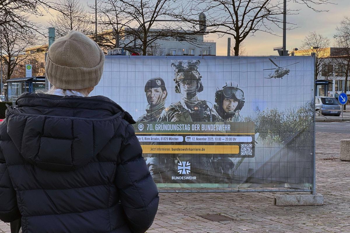 Стенд перед торговым центром Riem Arcaden в Мюнхене, 2025 год. Фото: IMAGO / Sven Simon