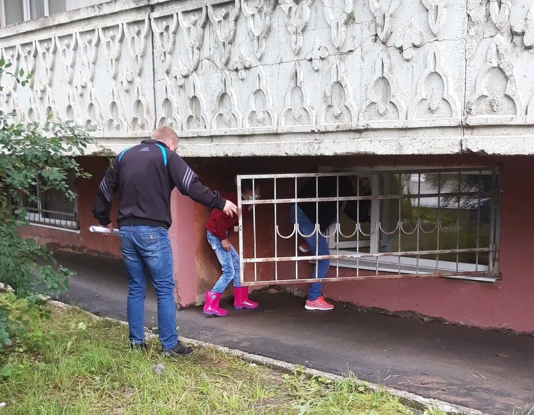 Пациентам саратовской поликлиники пришлось заходить в здание через окно  из-за подтопления — Новая газета