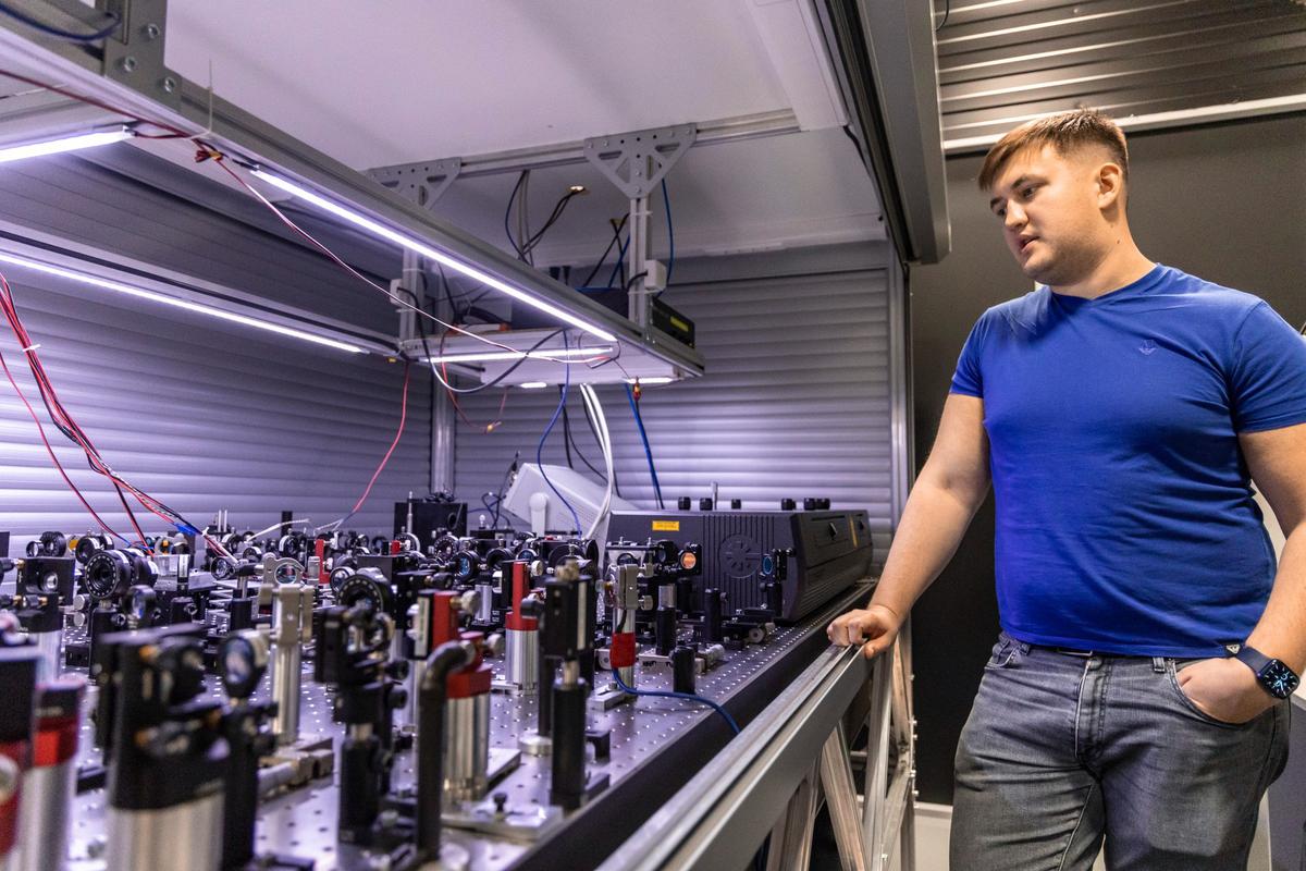 Научный сотрудник в лаборатории квантовой оптики в Российском квантовом центре. Фото: Арден Аркман / «Новая»
