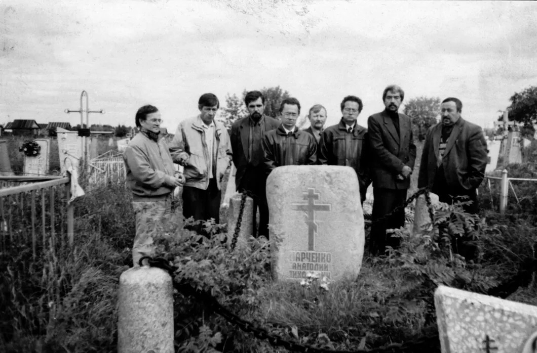 На могиле Анатолия Марченко. Фото из семейного архива