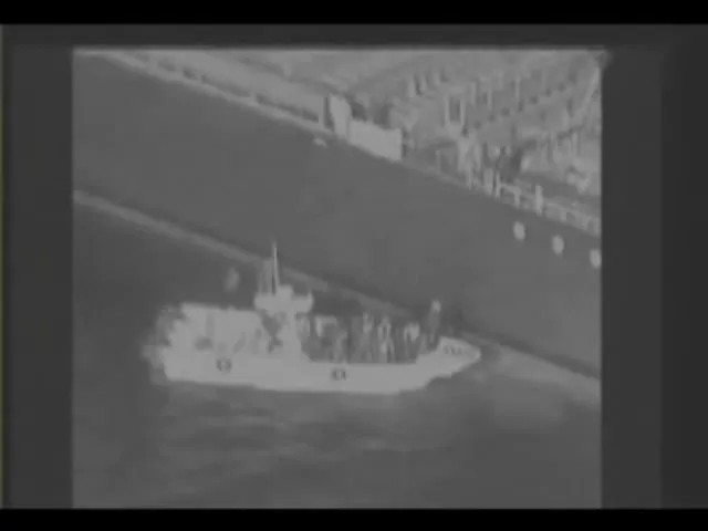 Съемка с американского разведоветельного дрона. На ней запечатлен катер, предположительно, сил КСИР около борта танкера Kokuka Courageous. Фото: EPA