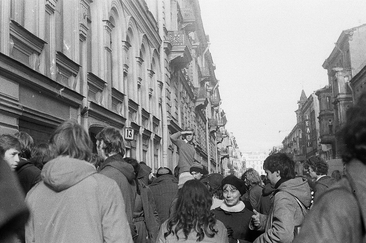 Борис Гребенщиков в толпе у входа в Рок-клуб на ул. Рубинштейна 13, 1983г. Фото: Дмитрий Конрадт
