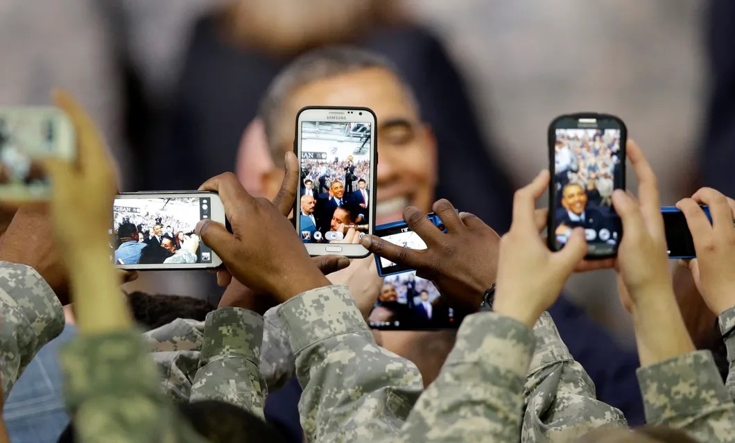 Военнослужащие США снимают президента Обаму, посетившего американскую базу в Южной Корее, 2014 год. Фото: Reuters