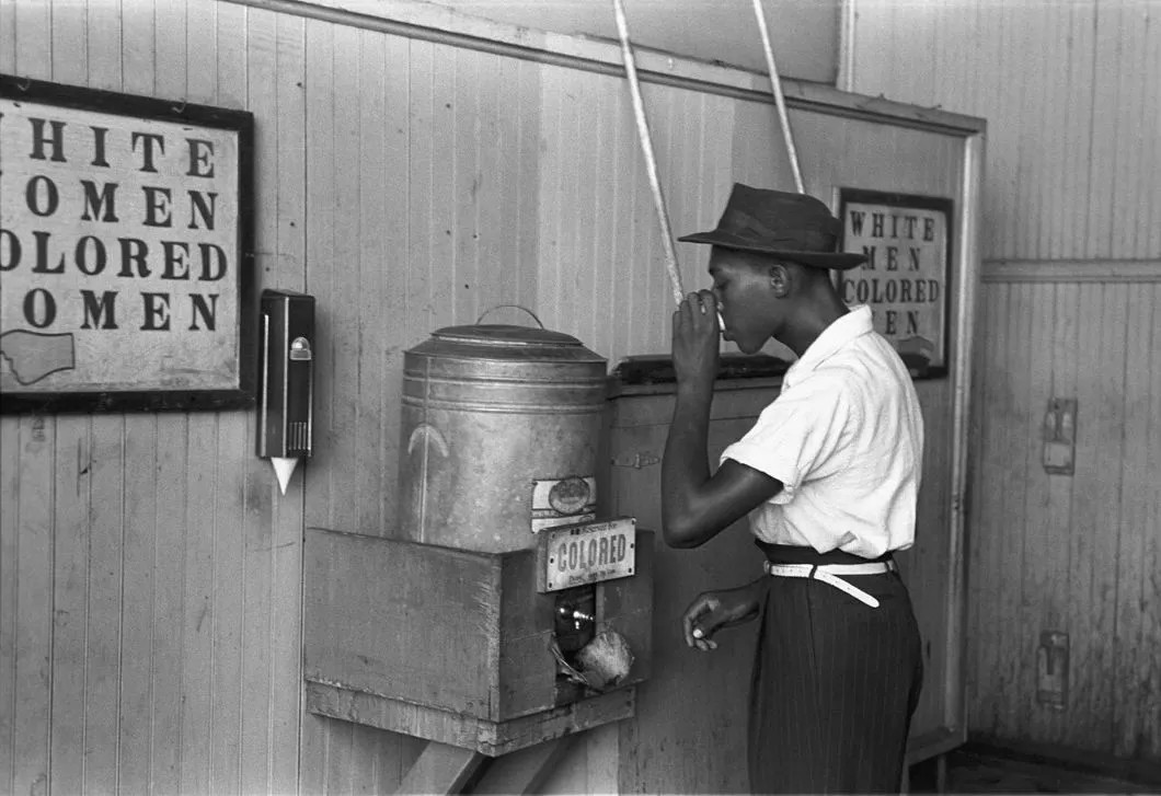 Ёмкости с водой для чернокожих и белых в Оклахоме. Фотография Рассела Ли (1939 год). Wikipedia