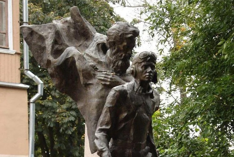 Памятник двум капитанам