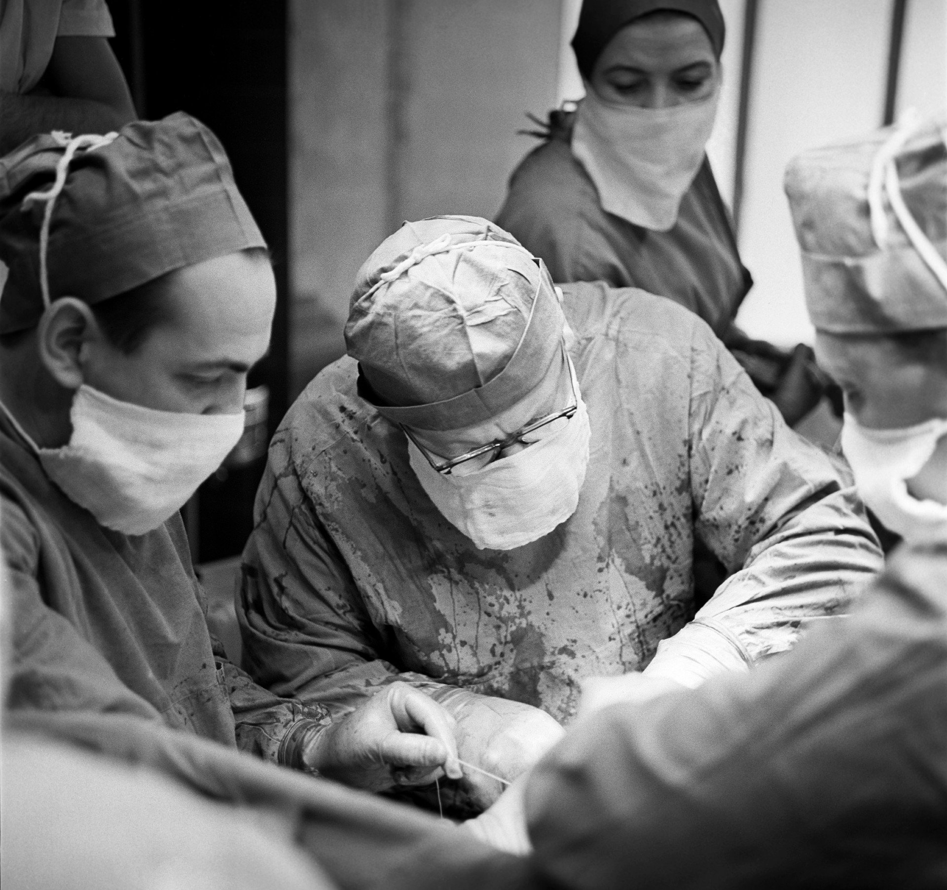 Советский хирург Борис Петровский (в центре) во время проведения операции. Фото: Лев Портер / ТАСС