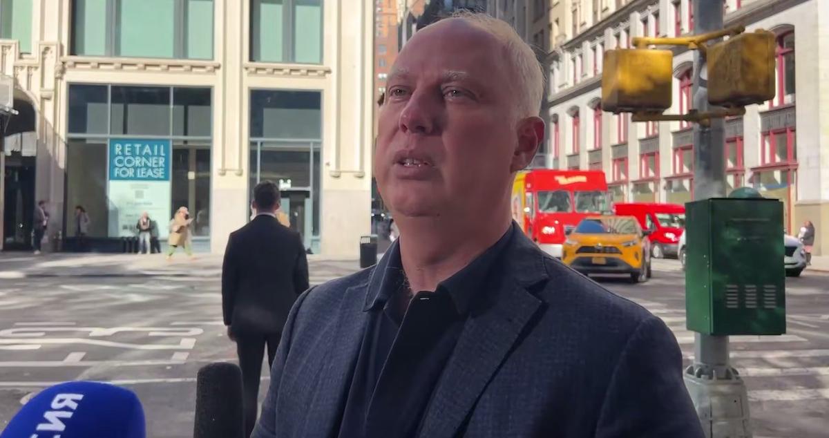 Кирилл Дмитриев дает интервью российским СМИ по прилету в США. Скриншот