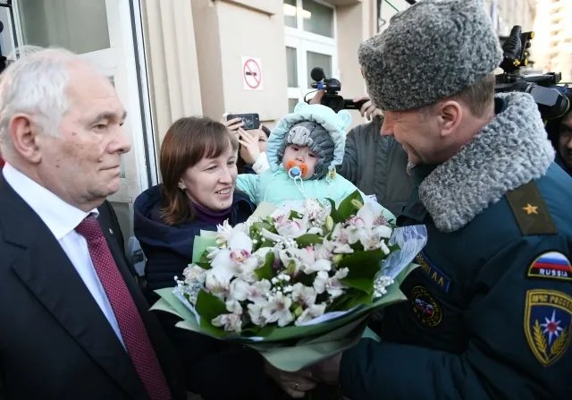 Президент Научно-исследовательского института неотложной детской хирургии и травматологии Леонид Рошаль (слева), начальник Центра по проведению спасательных операций особого риска МЧС РФ Анатолий Саввин (справа) и Ваня Фокин с мамой. Фото: РИА Новости