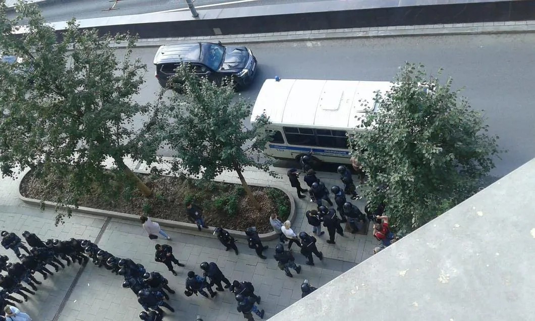 Один за другим на Садовом возле метро «Маяковская» набили три автобуса задержанных всего за полчаса. Фото: источник «Новой»