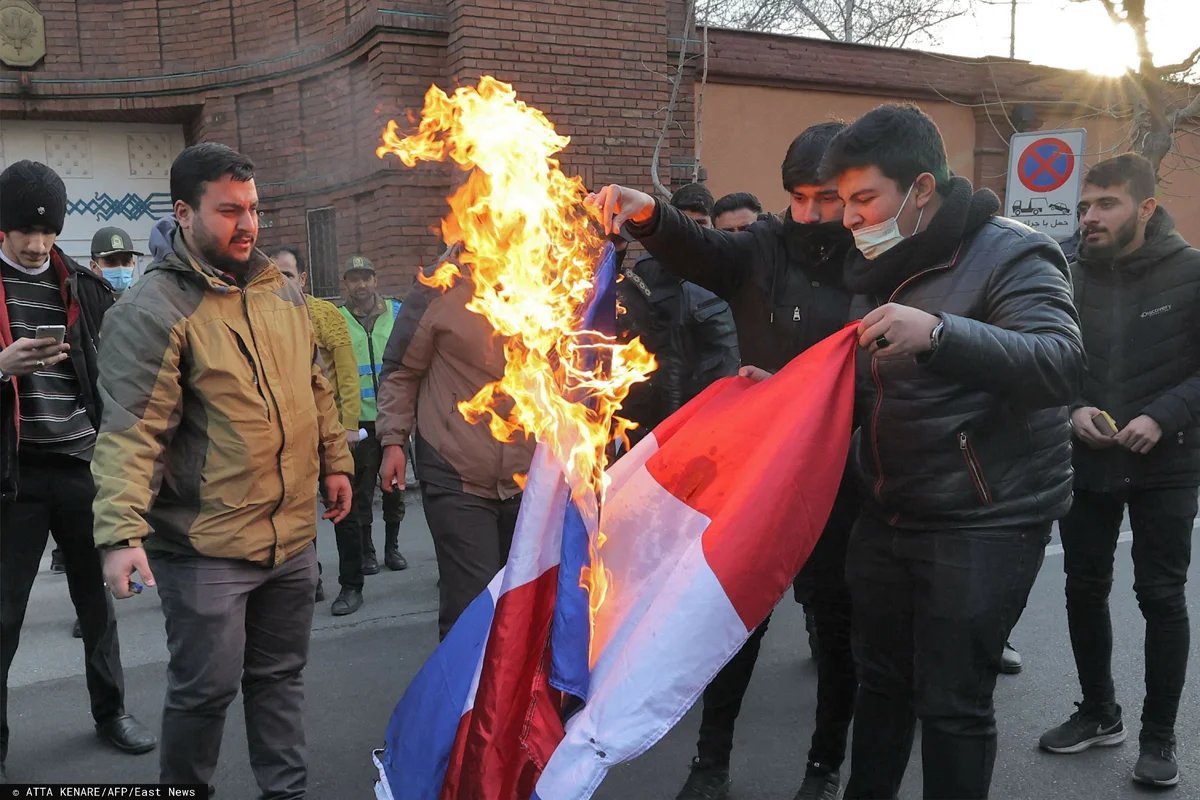 Протестующие сжигают французский флаг. 8 января 2023 года. Фото: ATTA KENARE / AFP / East News