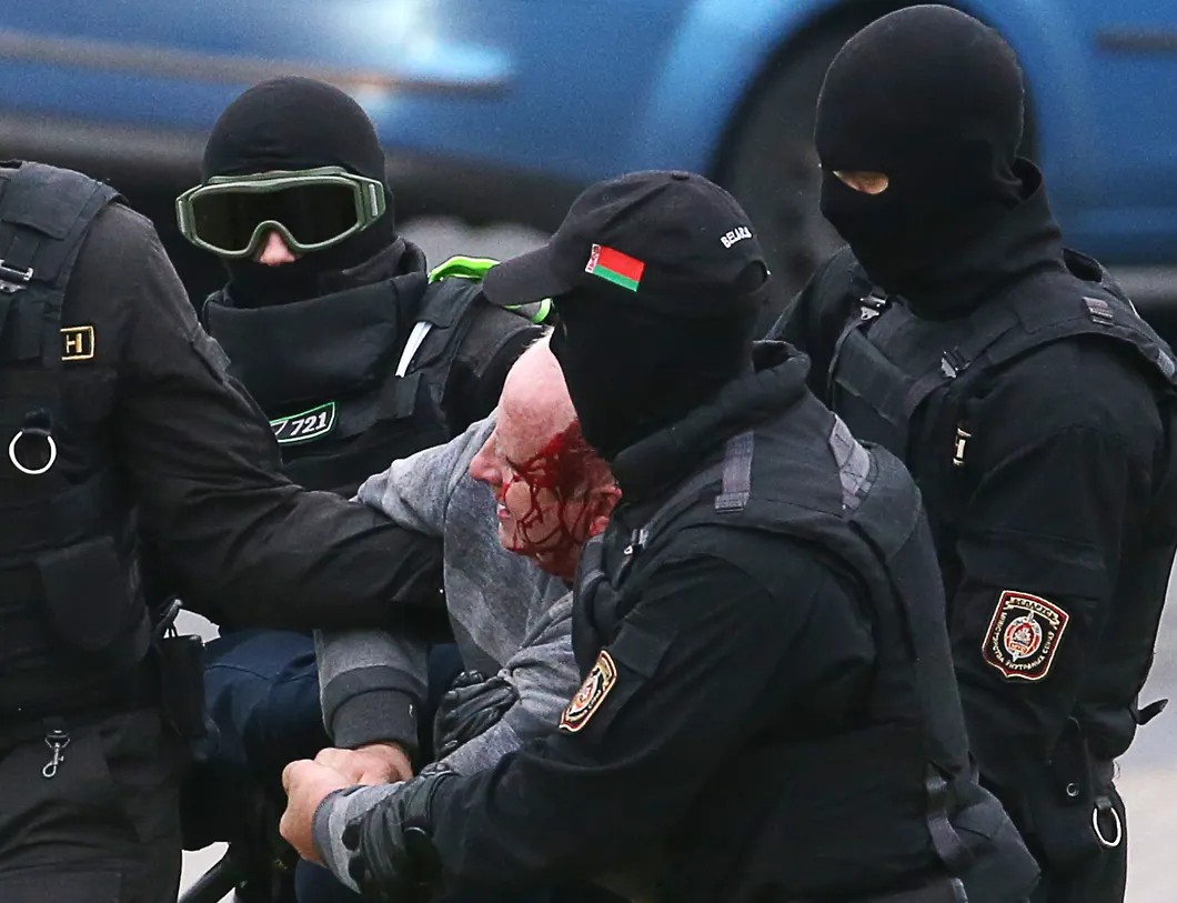 Задержание во время протестов в Беларуси. Фото: ТАСС