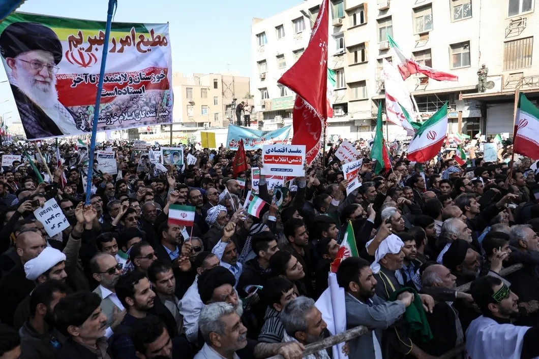 3 января, проправительственная демонстрация в Тегеране. Тысячи людей вышли на улицы с флагами Ирана и портретами верховного лидера аятоллы Хаменеи. Фото: EPA