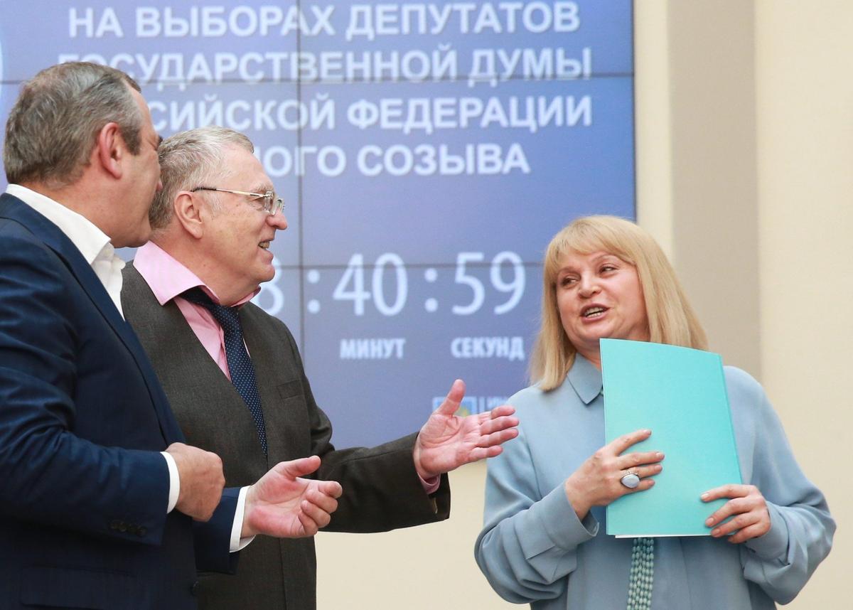Элла Памфилова, Владимир Жириновский и Сергей Неверов (справа налево) перед началом заседания Центризбиркома России. Фото: Сергей Фадеичев / ТАСС