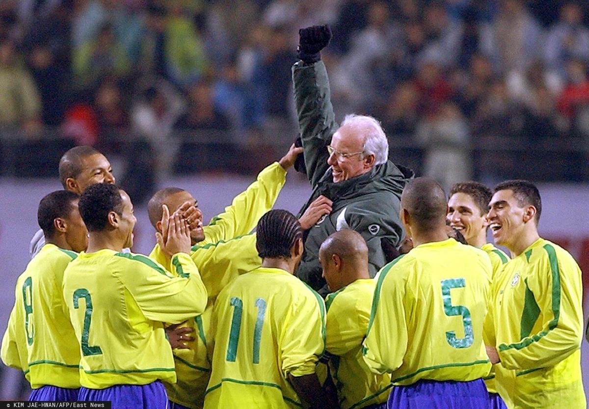 Бразильские игроки приветствуют своего главного тренера Марио Загалло после очередного победного матча, 20 ноября 2002 года. Фото: KIM JAE-HWAN / AFP /East News