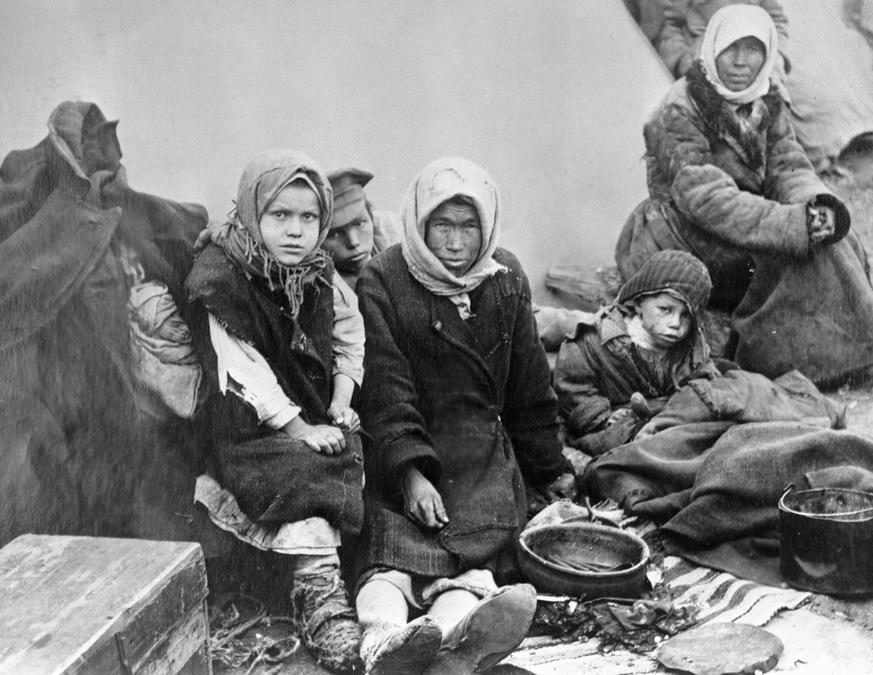 Семья голодающих чувашей. Фото: РИА Новости