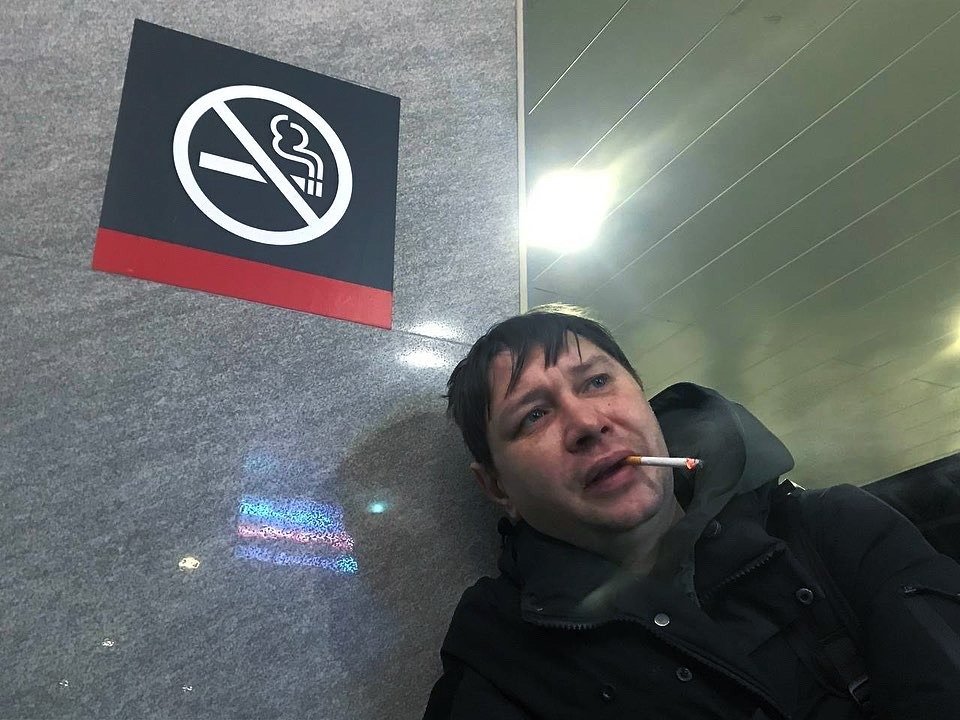 Курят на платформе поездов дальнего следования, чтобы не проходить выходить из вокзала и не проходить через рамки. Фото: Одиссей Буртин