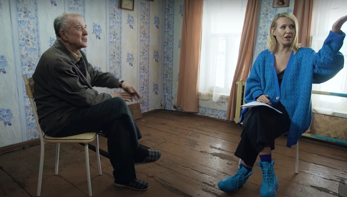 Ксения Собчак во время интервью с Виктором Моховым. Скриншот