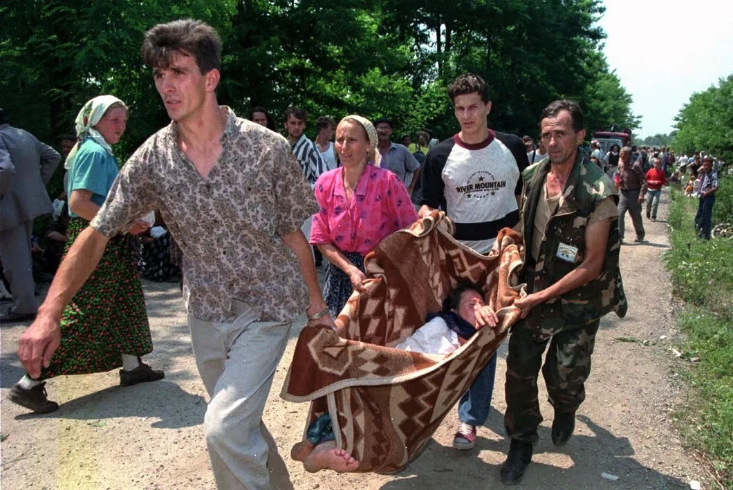 Пострадавший во время расстрела мусульман в Сребренице, 1995 год. Фото: AP / TASS