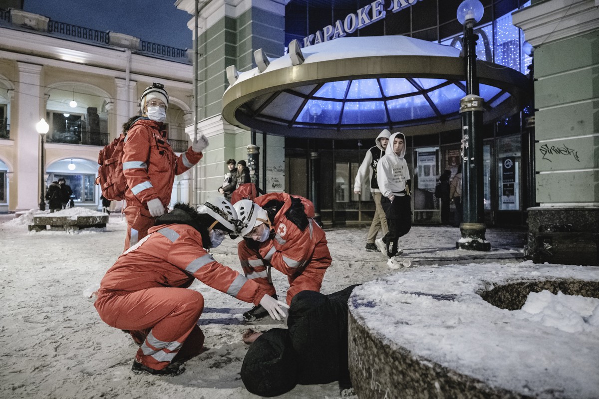 Волонтеры у пострадавшего на Думской. Фото: Артем Лешко, специально для «Новой газеты»
