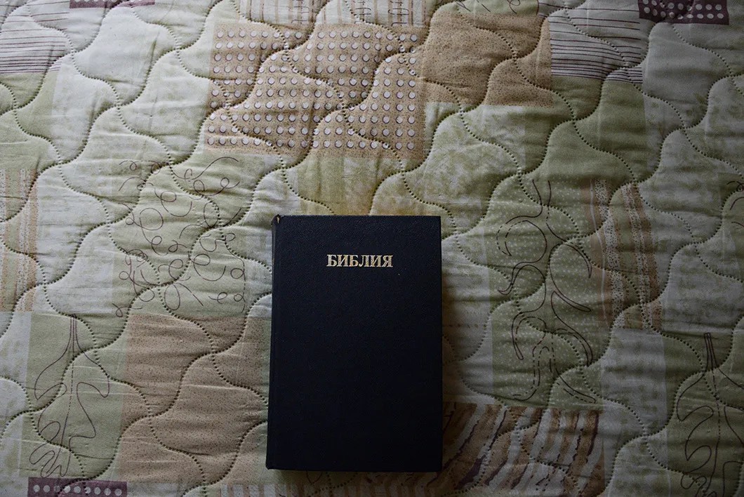 Первая Библия Марины — синодальный перевод, полученный ею в подарок в 90-е. Фото Виктория Одиссонова / «Новая»