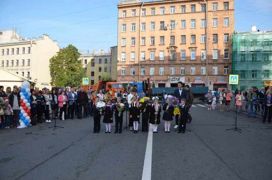 День знаний школы N91 на новом месте — после ее выдворения из своего дома, переданного Академии танца. Фото: группа «ВКонтакте» школы №91