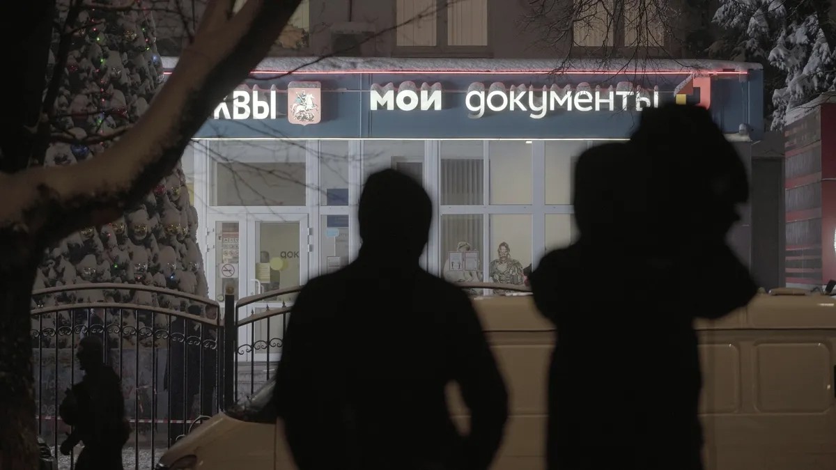 Люди возле МФЦ, где посетитель открыл стрельбу. Фото: Влад Докшин / «Новая газета»