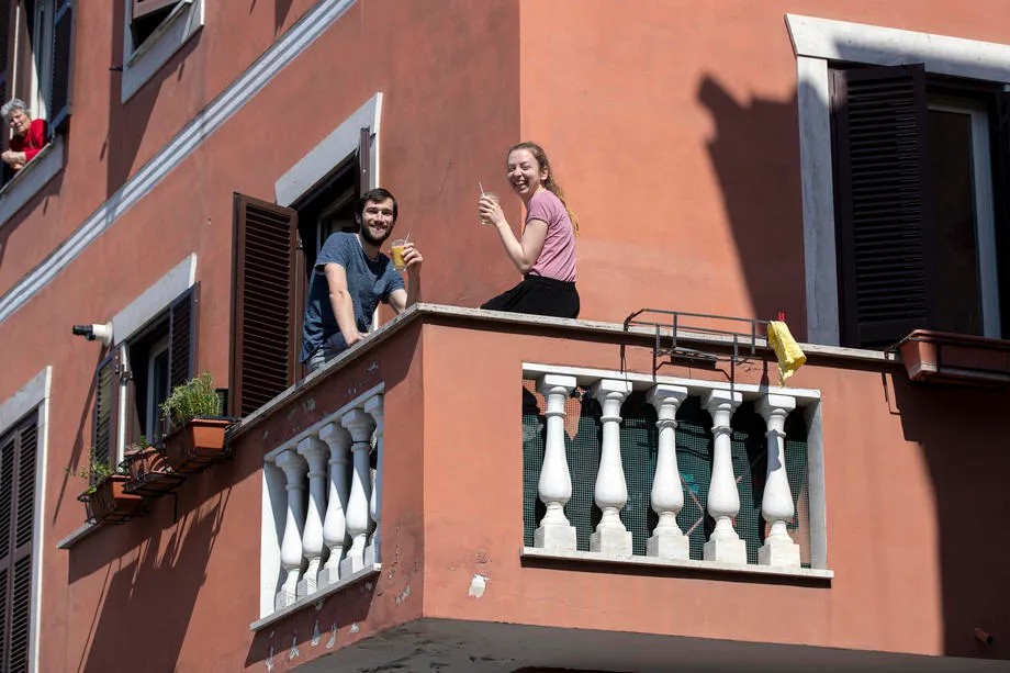 Молодая пара проводит время на карантине в Италии. Фото: EPA-EFE