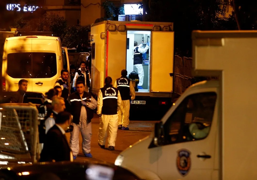 Турецкие полицейские эксперты прибыли в консульство Саудовской Аравии на место убийства Джамаля Хашогги. Фото: Reuters