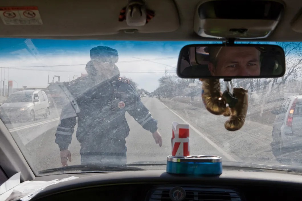 Участники несостоявщегося автопробега блокированы ДПС. Фото: Елена Лукьянова / «Новая газета в Петербурге»