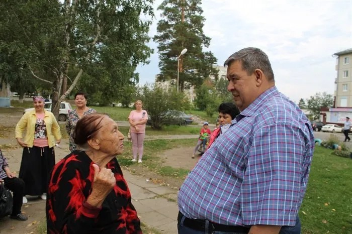 Олег Боровский на встрече с жителями. Фото: администрация Саянска