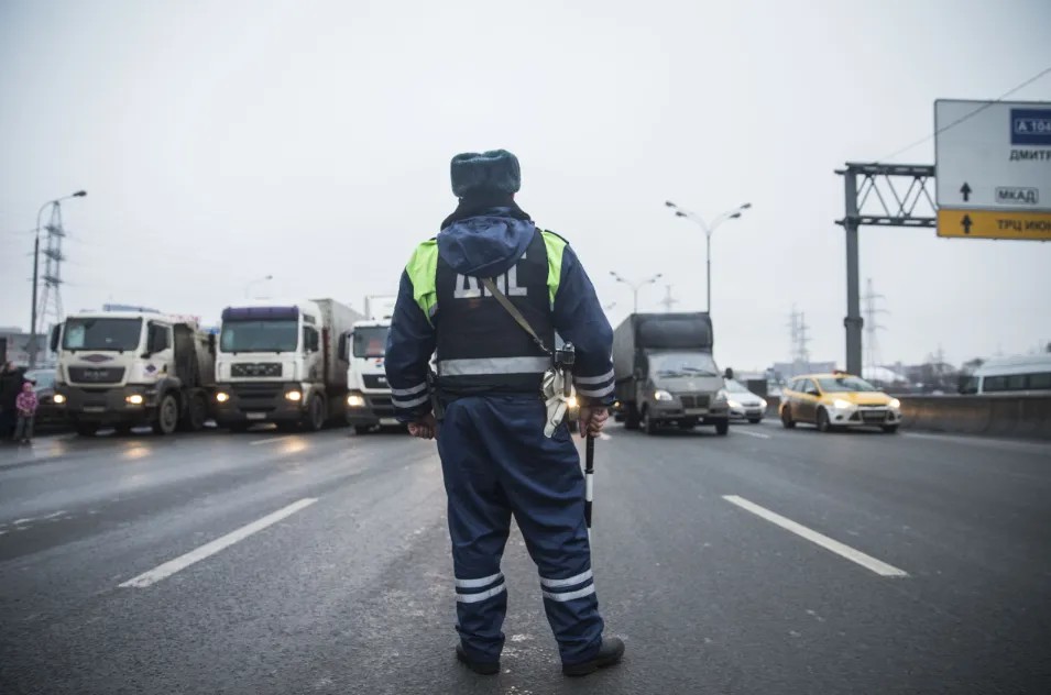 4 декабря полиция перекрывала МКАД перед дальнобойщиками. Фото: Евгений Фельдман / «Новая газета»