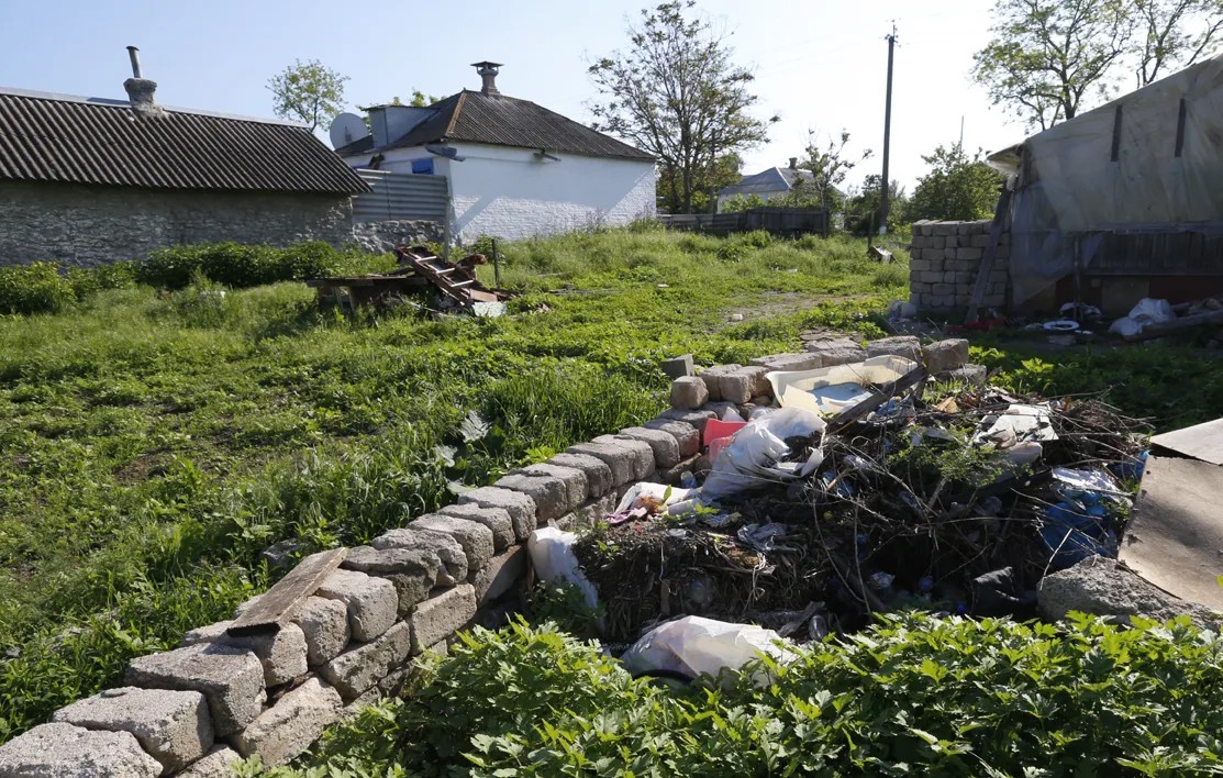 Предмет постоянных жалоб Ковалева — свалка перед его домом Фото: Валерий МАТЫЦИН / ТАСС