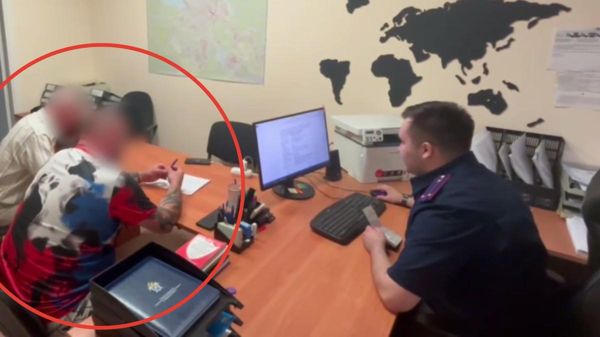 Задержанный хулиган дает объяснения следователю. Кадр видео СК