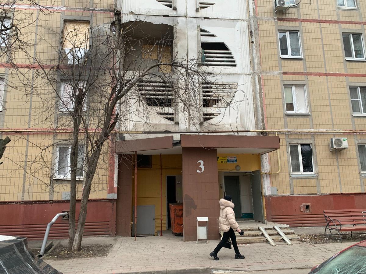 Дом, пострадавший от обстрела. Фото: Иван Жилин / «Новая газета»