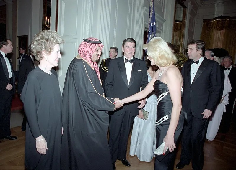 Король Саудовской Аравии Фахд на встрече с Рональдом Рейганом, Дональдом Трампом и первой женой Трампа Иваной, 1985 г. Фото: Национальный архив США