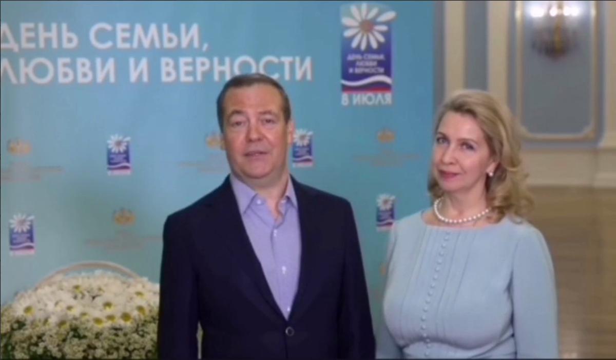Дмитрий Медведев с женой Светланой поздравляет россиян с Днем семьи, любви и верности. Скриншот с видео