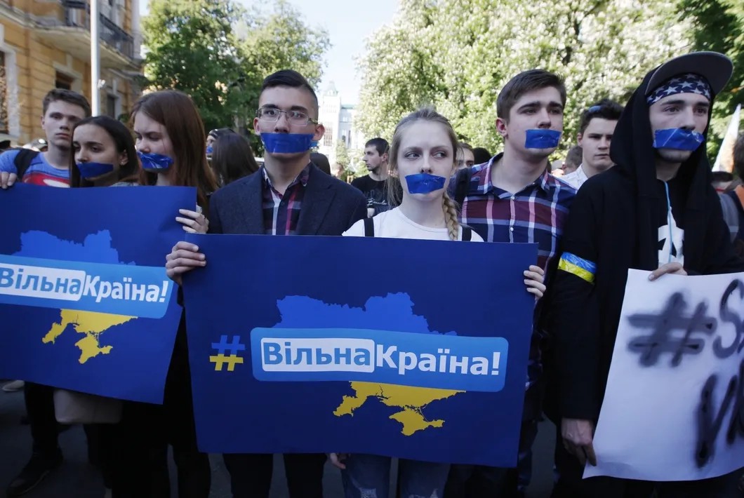 Акция противников запрета соцсети «Вконтакте» на территории Украины. Кадр из сюжета «Громадского»