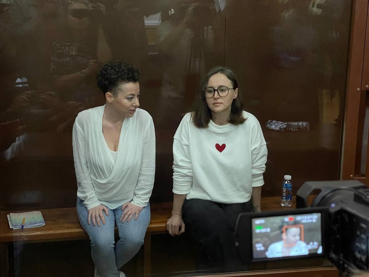 Женя Беркович и Светлана Петрийчук на суде по продлению ареста. Фото: «Новая газета»