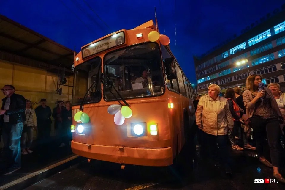 Пермяки провожают последний троллейбус. Фото: Сергей Федосеев / 59.ru